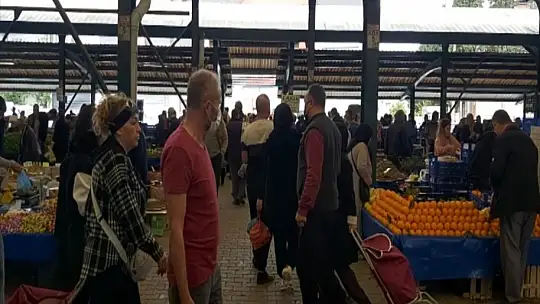 Balıkesir'de pazarda arefe günü yoğunluğu