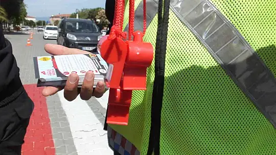 Balıkesir'de sürücülere broşür çocuklara kırmızı düdük dağıtıldı