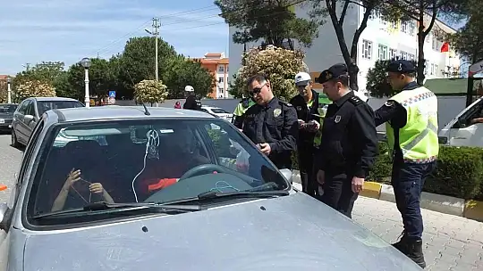 Balıkesir'de sürücülere broşür çocuklara kırmızı düdük dağıtıldı