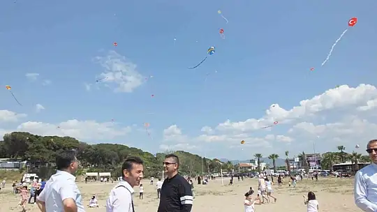 Balıkesir'de uçurma şenliğinde çocuklarla anne ve babalarda eğlendi