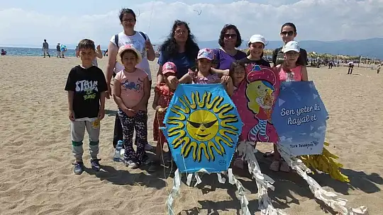 Balıkesir'de uçurma şenliğinde çocuklarla anne ve babalarda eğlendi