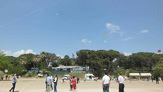 Balıkesir'de uçurma şenliğinde çocuklarla anne ve babalarda eğlendi