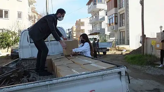 Balıkesir'de üniversiteliler ihtiyaç sahiplerine gıda yardımı götürdü