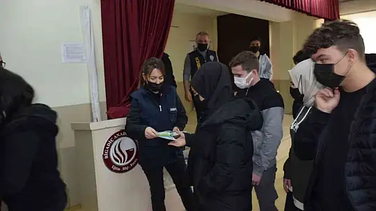 Balıkesir Emniyeti, okullarda SİBERAY'I anlattı.