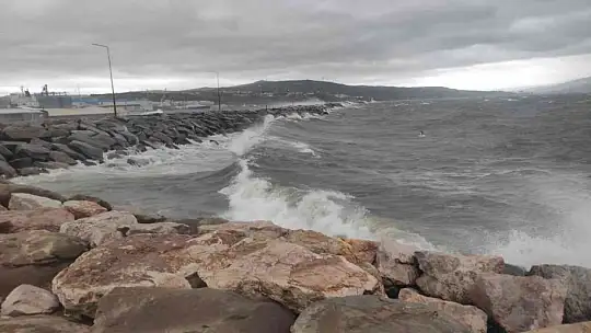 Bandırma'da fırtına etkili oluyor