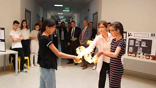 Bandırma'da TÜBİTAK 4006 Bilim Fuarı açıldı