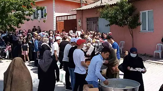 Bandırma Doğa Mahallesinde binlerce kişiye  hayır yemeği verildi