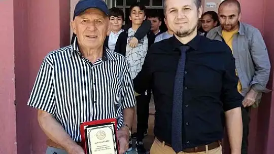 Bandırma'nın 'Toprak dedesi' ne teşekkür plaketi verildi