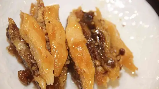 Bu da bayrama özel zeytinli baklava