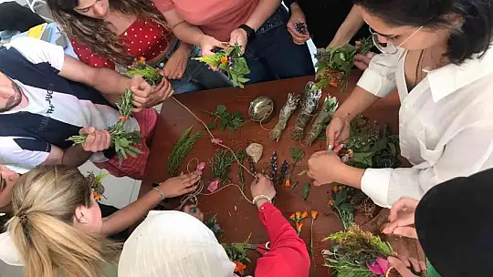Burhaniye' de BUBFA öğrencileri bitkilerle tütsü yapımı etkinliğine katıldı