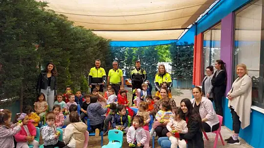 Burhaniye' de minik öğrencilere temel trafik eğitimi