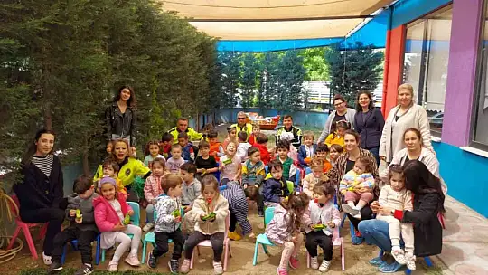 Burhaniye' de minik öğrencilere temel trafik eğitimi