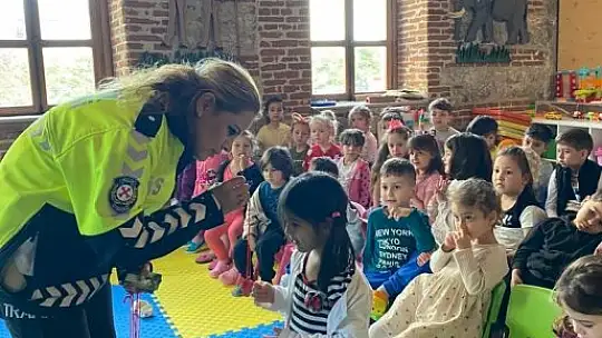 Burhaniye' de minik öğrencilere temel trafik eğitimi