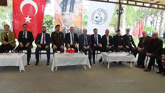 Burhaniye' de resmi bayramlaşma töreni yapıldı