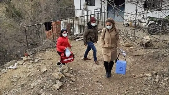 Burhaniye'de aşılama ekipleri yaşlıların ayağına gidiyor