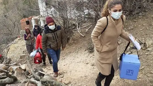 Burhaniye'de aşılama ekipleri yaşlıların ayağına gidiyor