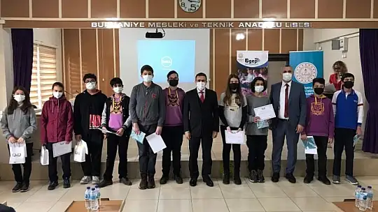 Burhaniye'de başarılı öğrenciler ödüllendirildi