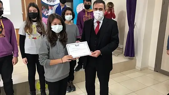 Burhaniye'de başarılı öğrenciler ödüllendirildi