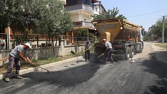 Burhaniye'de bozulan yollar asfaltlanıyor