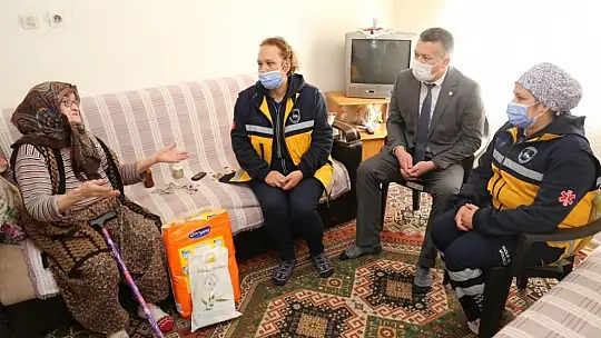 Burhaniye'de evde bakım hizmeti devam ediyor