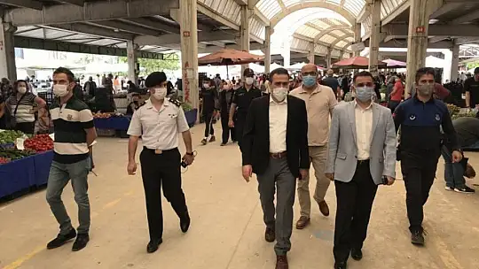 Burhaniye'de Kaymakam Memiş Pazar denetimine katıldı