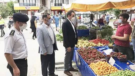 Burhaniye'de Kaymakam Memiş Pazar denetimine katıldı