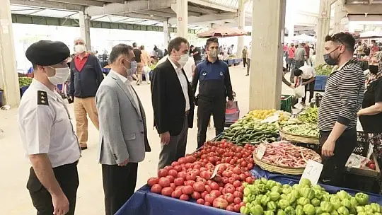 Burhaniye'de Kaymakam Memiş Pazar denetimine katıldı