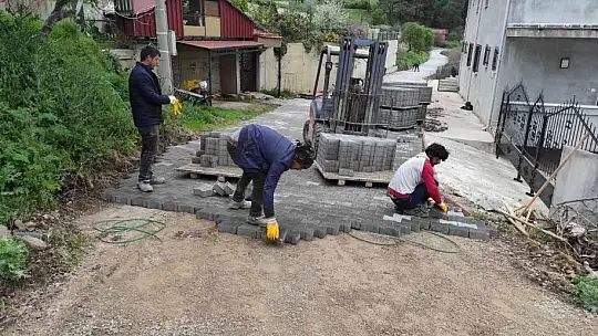 Burhaniye'de kırsal yolları yenileniyor