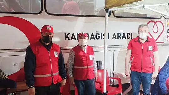 Burhaniye'de Kızılay yönetimi kan verdi