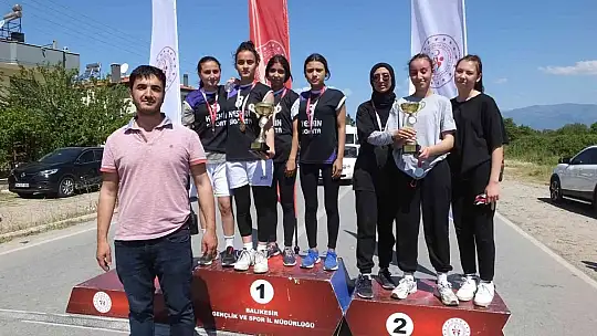 Burhaniye'de liseli atletler ödüllendirildi