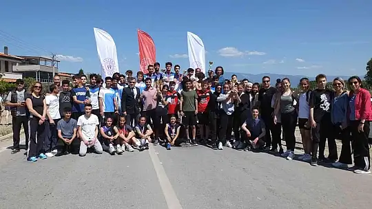 Burhaniye'de liseli atletler ödüllendirildi