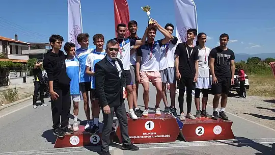 Burhaniye'de liseli atletler ödüllendirildi