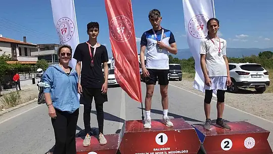 Burhaniye'de liseli atletler ödüllendirildi