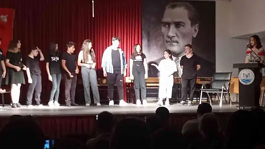 Burhaniye'de öğrencilerin Ah Şu Gençler  oyunu büyük alkış aldı