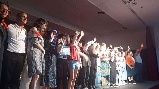 Burhaniye'de öğrencilerin Ah Şu Gençler  oyunu büyük alkış aldı