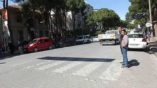 Burhaniye'de silinen yaya çizgileri vatandaşları tedirgin etti