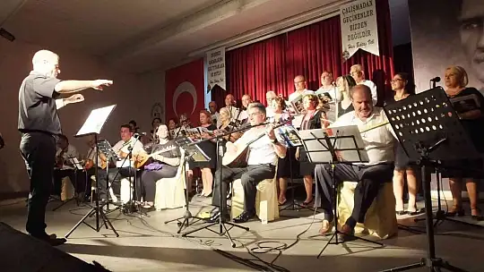 Burhaniye'de Türkülerle Yaza Merhaba konserine büyük ilgi