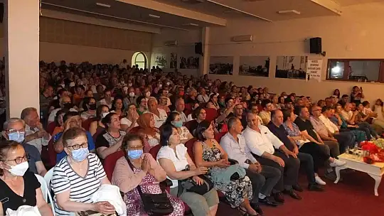 Burhaniye'de Türkülerle Yaza Merhaba konserine büyük ilgi