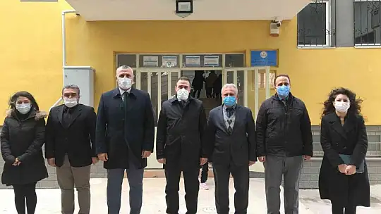 Burhaniye Kaymakamı İlyas Memiş, Hacı Mustafa Müdüroğlu Ortaokulunu ziyaret etti