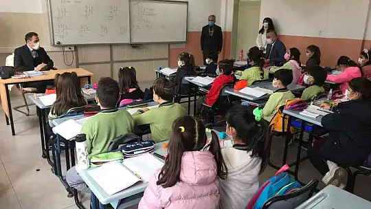 Burhaniye Kaymakamı İlyas Memiş, Hacı Mustafa Müdüroğlu Ortaokulunu ziyaret etti