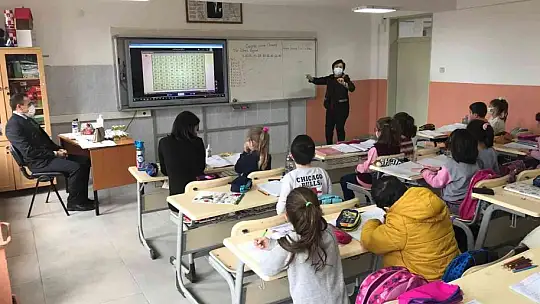 Burhaniye Kaymakamı İlyas Memiş, Hacı Mustafa Müdüroğlu Ortaokulunu ziyaret etti