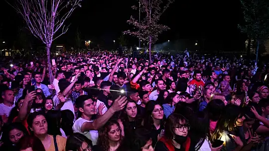 Büyükşehir, Edremit'te gençleri Bilal Sonses ile buluşturdu