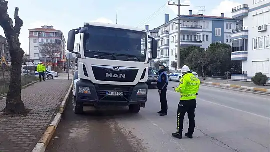 Büyükşehir toplu ulaşım araçları ve taksileri denetliyor