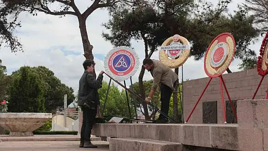 Çelenkler rüzgarın azizliğine uğradı