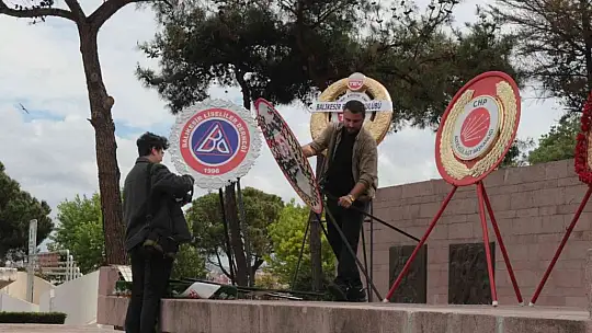 Çelenkler rüzgarın azizliğine uğradı