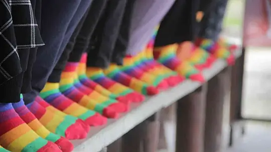 Down sendromuna dikkat çekmek için renkli çoraplar giydiler