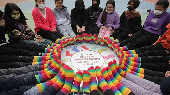 Down sendromuna dikkat çekmek için renkli çoraplar giydiler