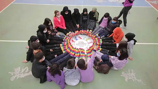 Down sendromuna dikkat çekmek için renkli çoraplar giydiler