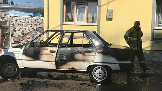 Duran araç alev aldı