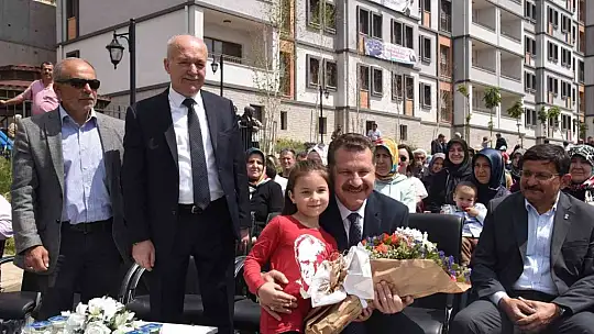 Dursunbey 3. Etap TOKİ'de anahtarlar teslim edildi